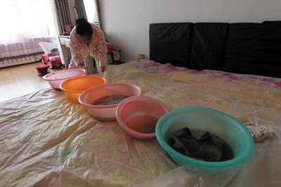 东营楼上漏水，住户失联，小区没物管，业主维权难！律师来支招……